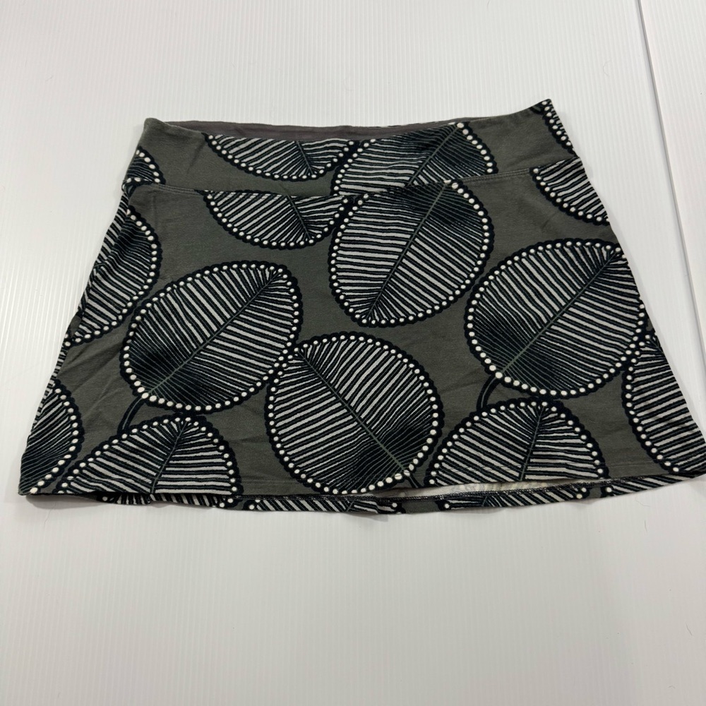 B3. Women’s Patagonia Gray and Black Patterned A-Line Skirt (L)‎